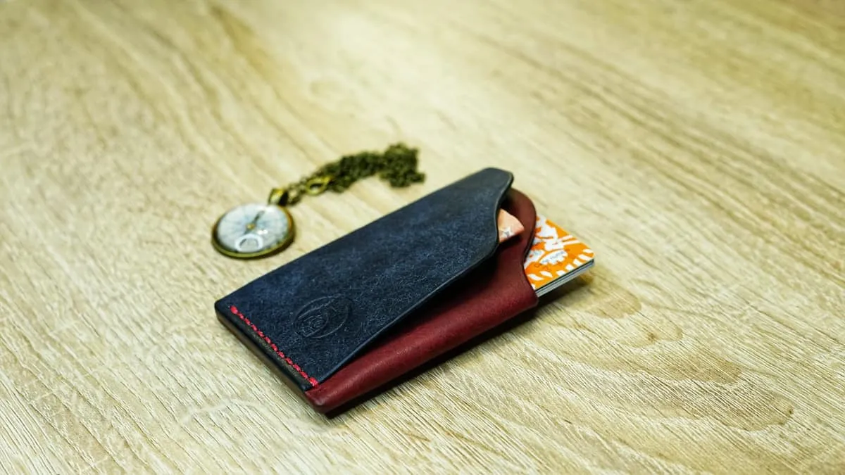 Hug 2 — Minimalist card holder, photo 10