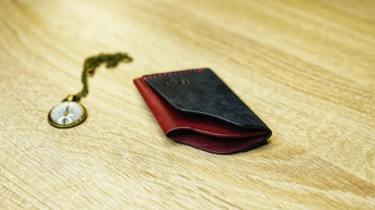 Hug 2 — Minimalist card holder, photo 12