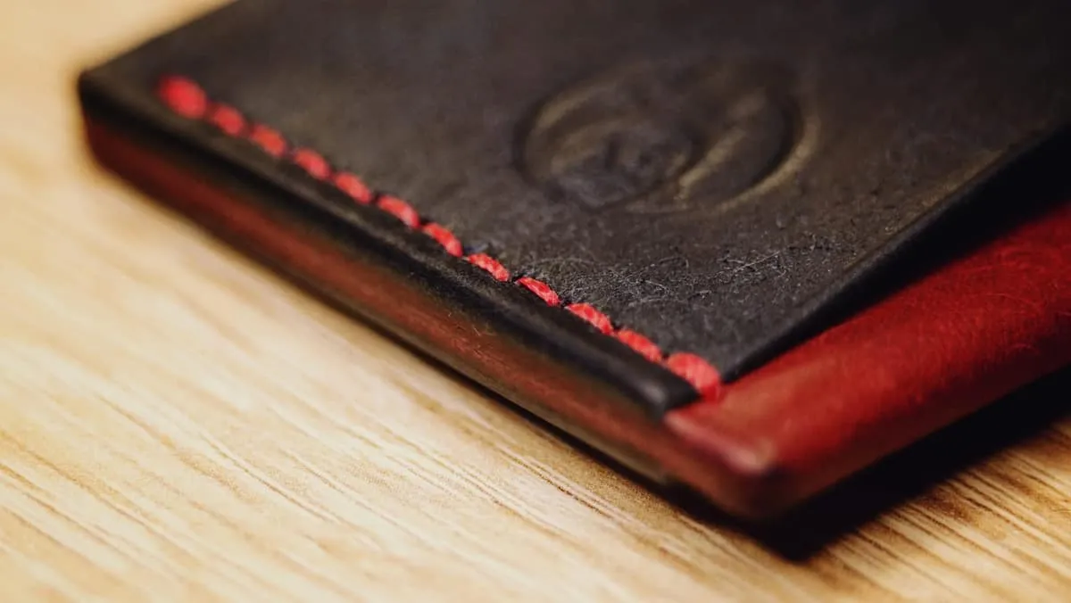 Hug 2 — Minimalist card holder, photo 17