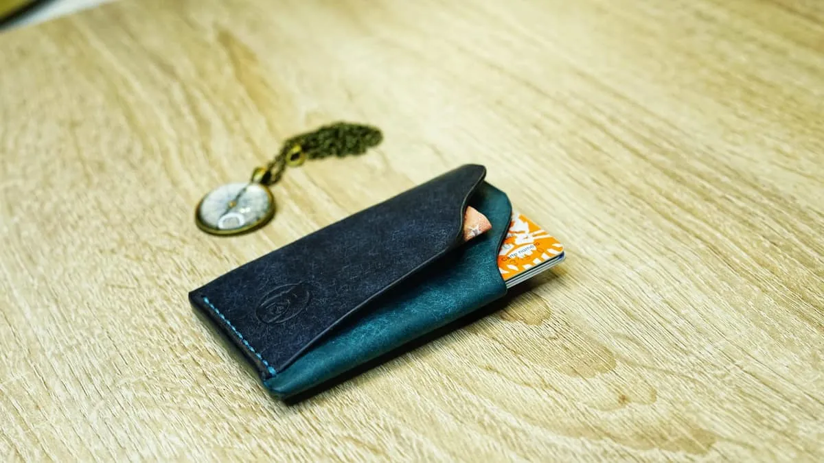 Hug 2 — Minimalist card holder, photo 19