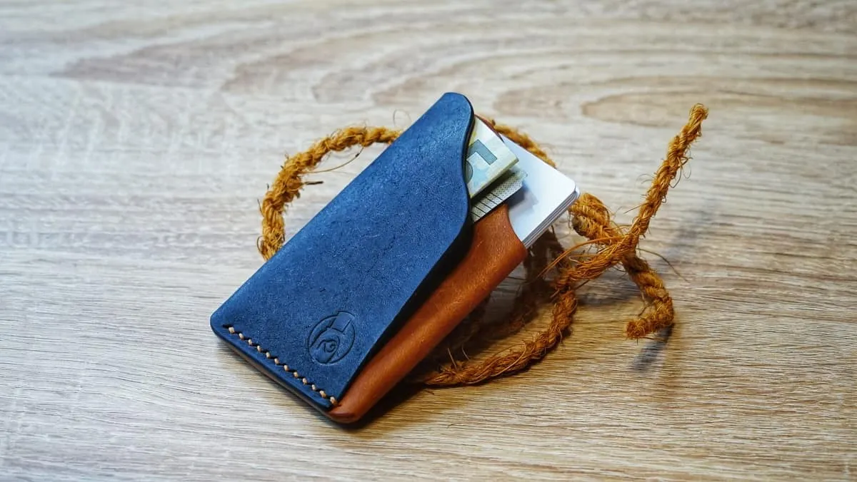 Hug 2 — Minimalist card holder, photo 31