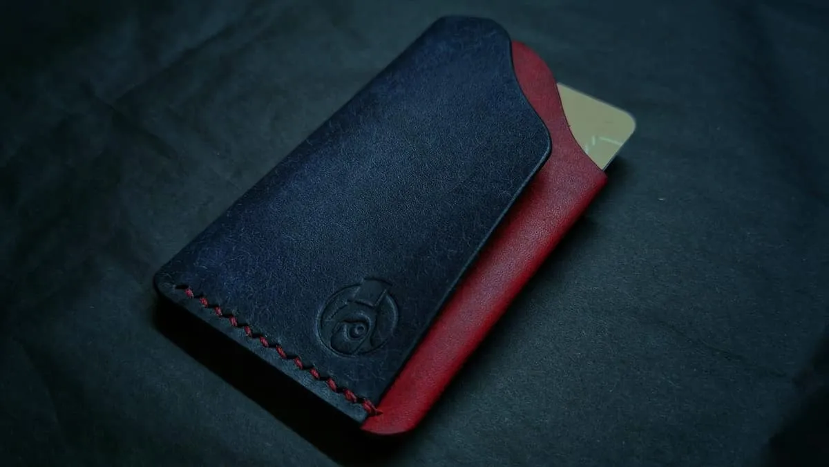 Hug 2 — Minimalist card holder, photo 38