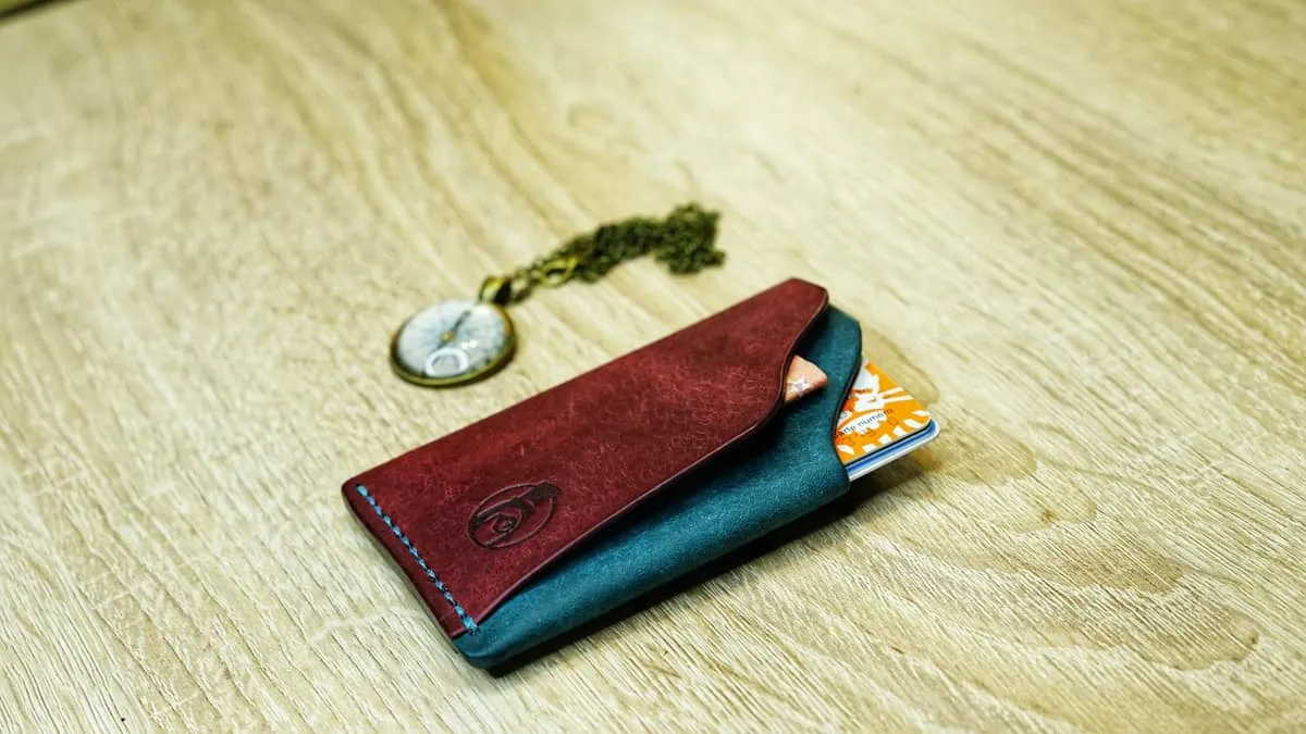 Hug 2 — Minimalist card holder, photo 40