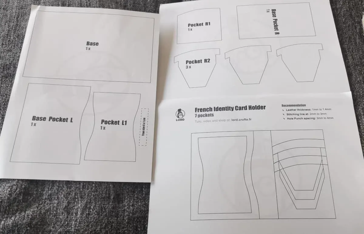 Planches imprimées du patron French Identity Card Holder à 7 poches, en anglais. Chaque pièce de cuir est tracée et nommée, par exemple Base, Pocket L1 ou Pocket R2, avec le nombre d’exemplaires à découper. Un encadré donne les recommandations : épaisseur du cuir de 1 à 1,4 mm, ligne de couture à 2 ou 3 mm, espacement des trous de 3 à 4 mm.